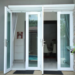 cua nhom kinh mo quay