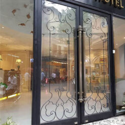 cua sat kinh cuong luc my thuat