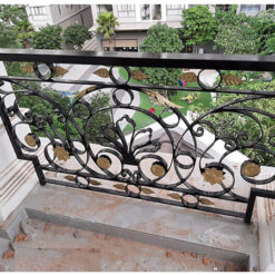 lan can cho ban cong tu sat dep