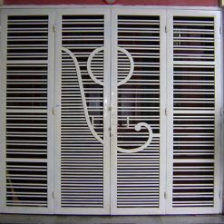 mau cua bon canh bang sat don gian dep