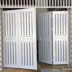 mau cua sat giong cua go