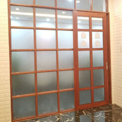 mau vach ngan kinh khung nhom dep