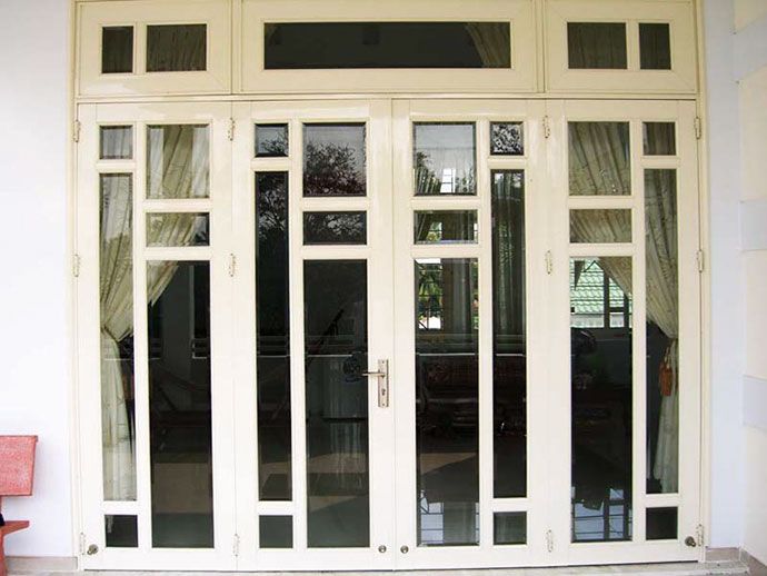 nen lam cua sat hay cua nhom